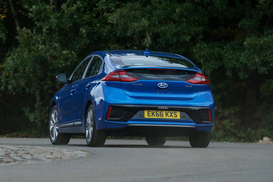  Hyundai IONIQ hybrid 2016 года  (UK) (фото 7 из 32)